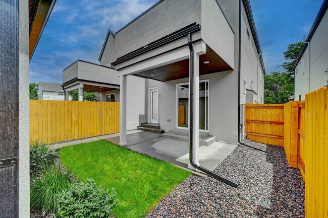 Building Photo - $3,900 - 4 Bed, 3.5 Bath Updated Townhome ...