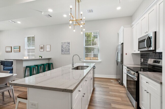 Building Photo - 4 Bed 3 Bath unit featuring a wet bar!!