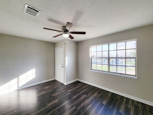 Building Photo - REMODELED/ UPDATED 4 BEDROOM 2 BATH WITH C...