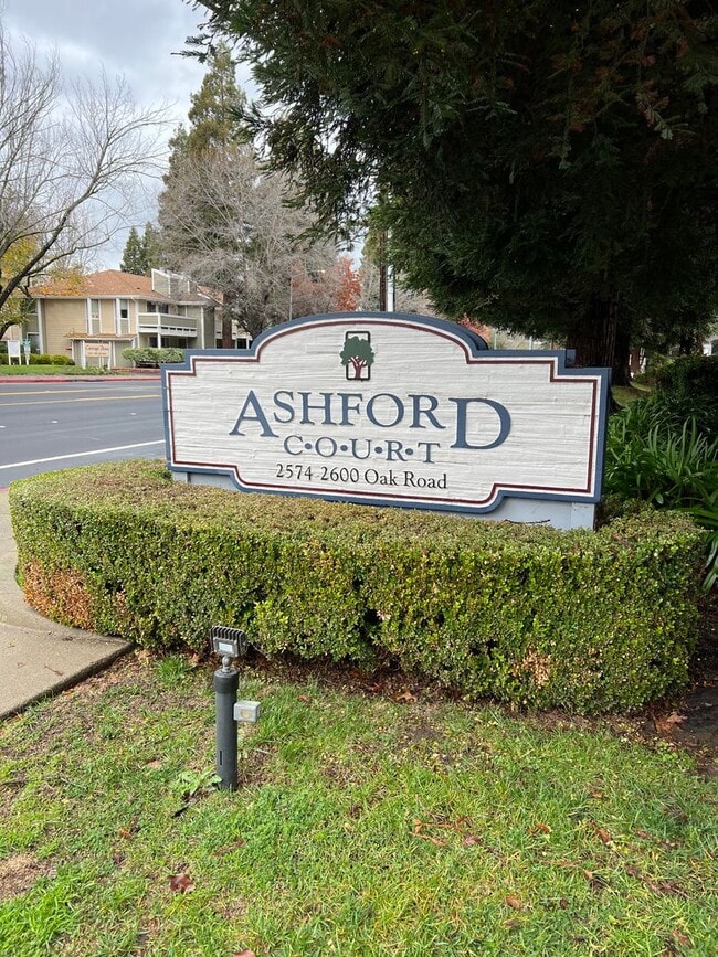 Building Photo - 2598 Oak Rd