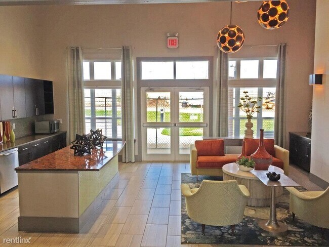 Building Photo - 1 br, 1 bath Condo - 500 East Highmeadow D...