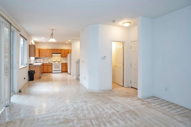 Building Photo - Spacious 4-Bedroom in Renton’s Serenity Ridge