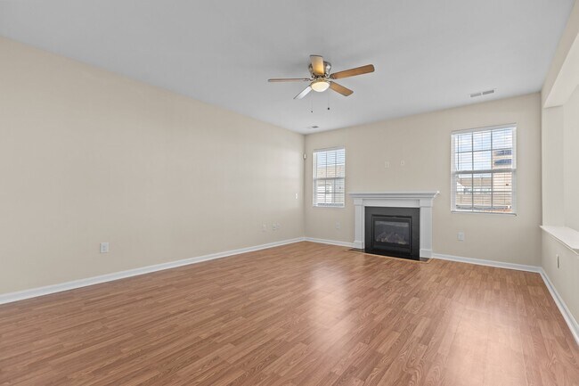 Building Photo - 624 Hiddenbrook Dr