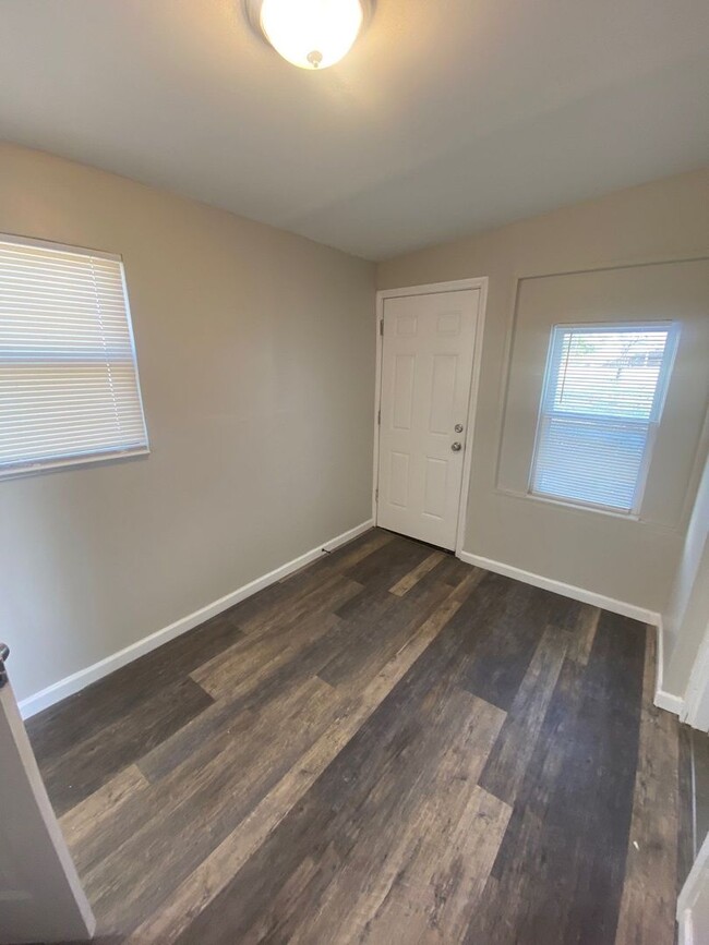 Building Photo - Charming & Newly Renovated Two Bedroom Hom...