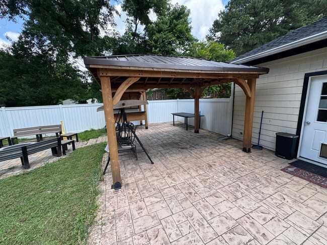 Building Photo - Beautiful Executive Home with High End Upg...
