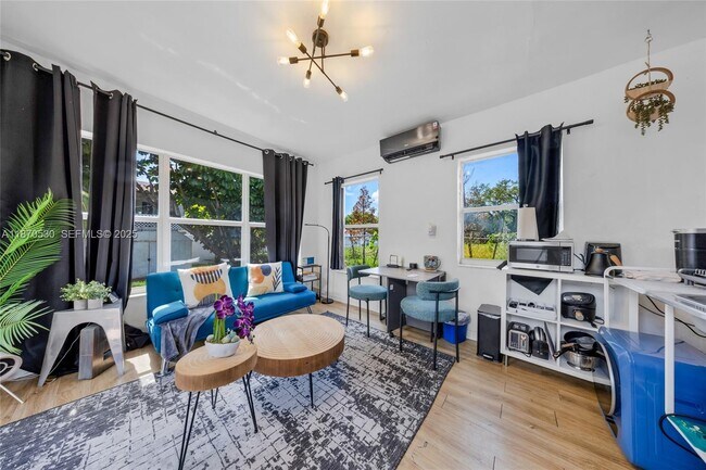 Building Photo - 910 NE 81st St