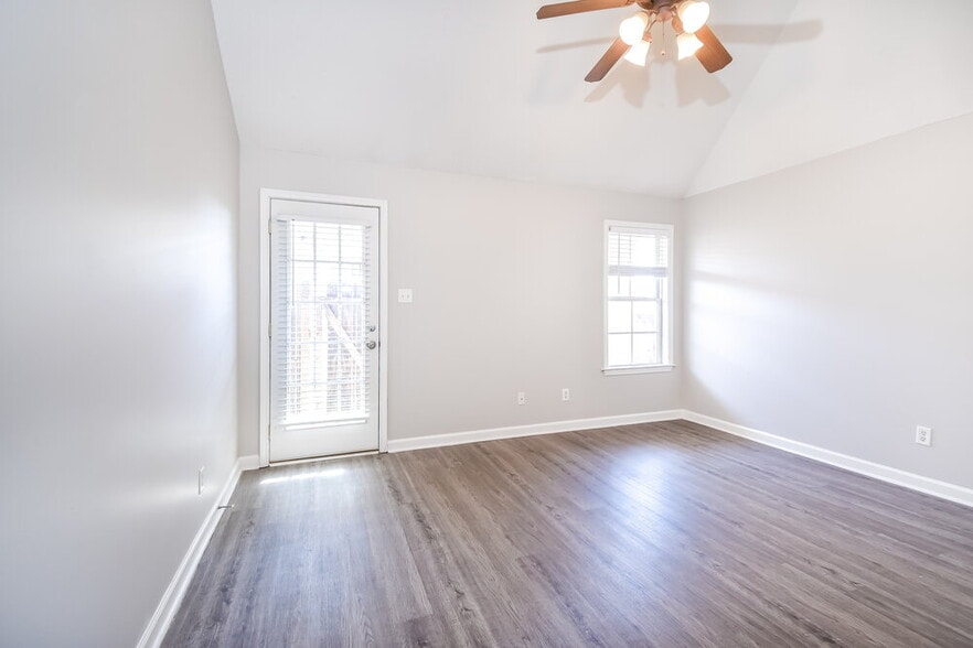 Building Photo - 10173 Evening Hill Dr