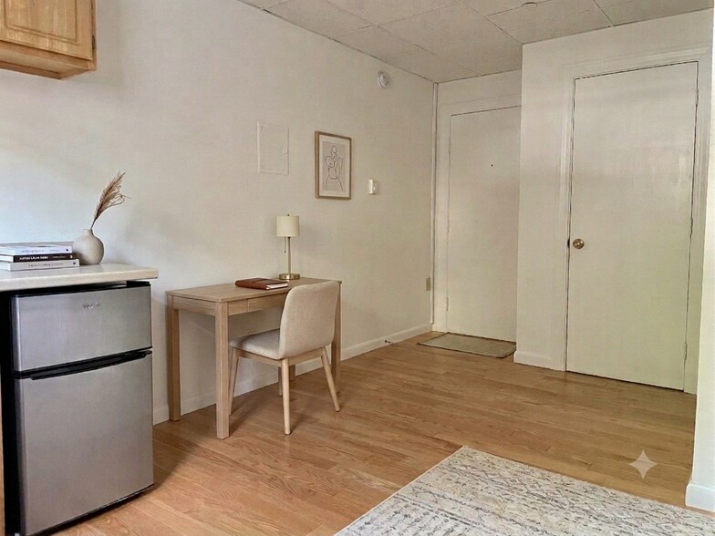 Building Photo - 405 Beacon St