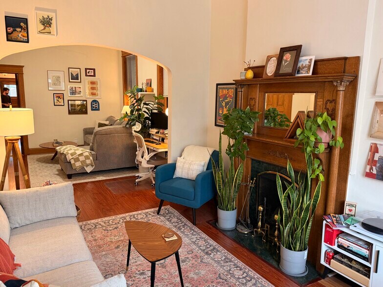 Building Photo - 1037 N Damen Ave