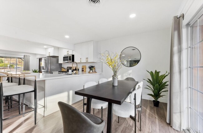 Building Photo - 4404 Vista Way