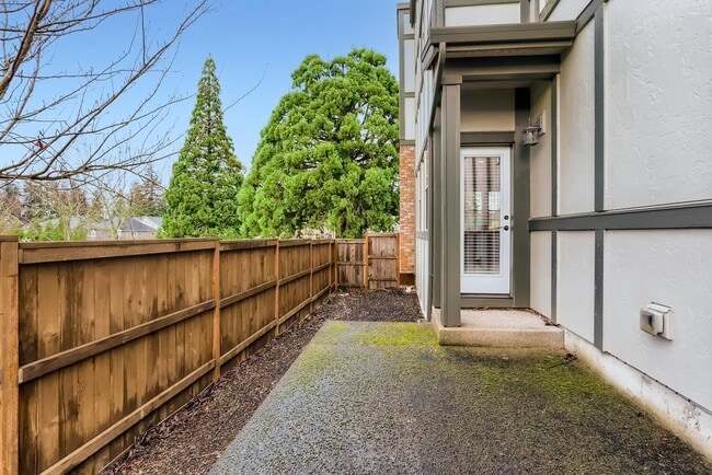 Building Photo - Elegant Orenco Home with Granite Kitchen, Fireplace & Private Greenspace