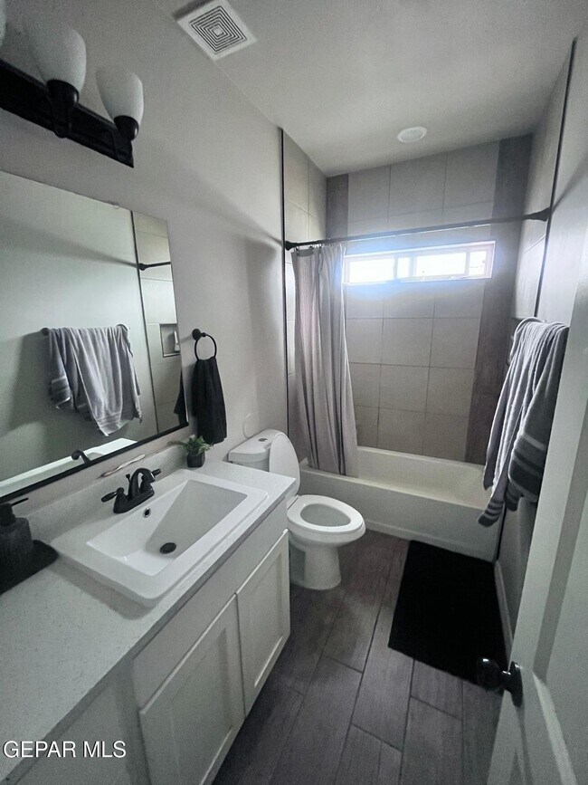 Building Photo - 12873 Haxby St