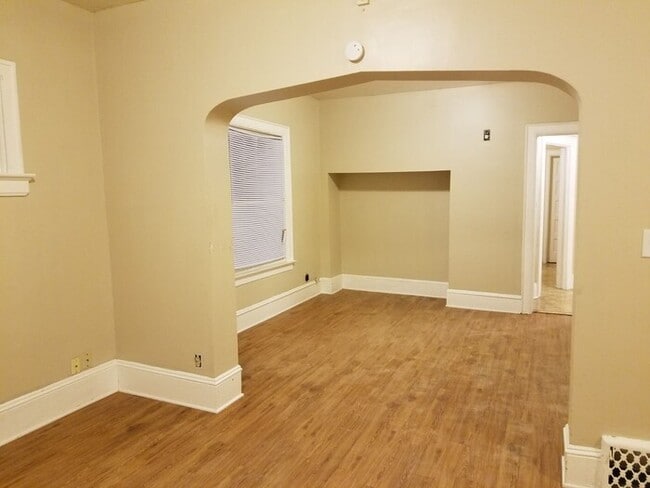 Building Photo - Recently Updated 2 Bedroom Upper Duplex wi...