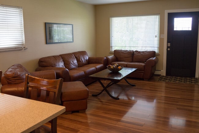 Building Photo - Evolve Real Estate: Fully Remodeled Gorgeous Bungalow in West Wash Park. 2 Bedrooms August 1!
