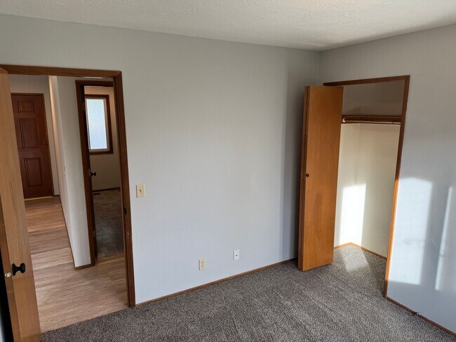 Building Photo - Beautifully updated 3 bedroom, 2 bath house in Eugene!