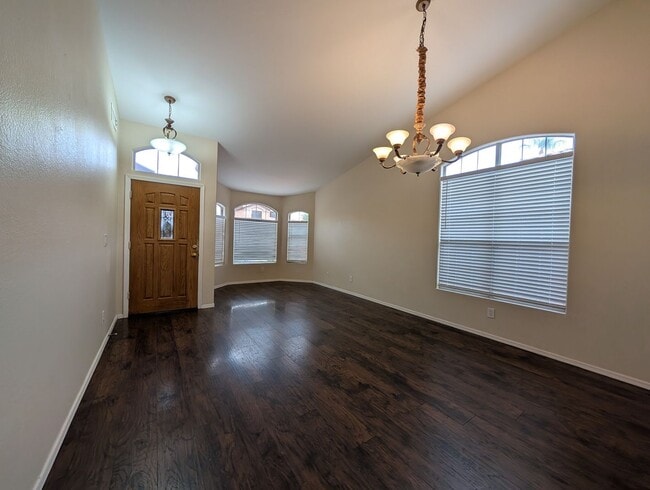 Building Photo - 4 Bedroom 2.5 Bathroom Lakewood Home