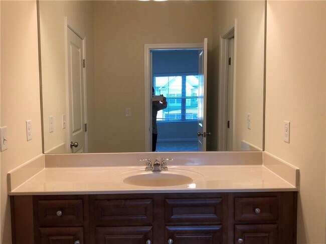 Building Photo - 5315 Mirror Lake Dr