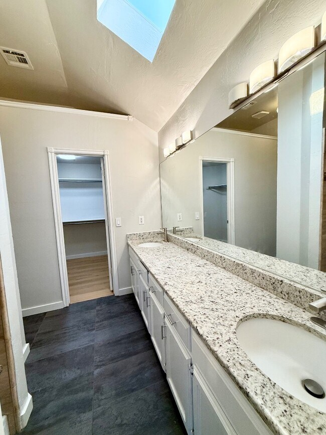 Building Photo - 6003 Fox Run Way