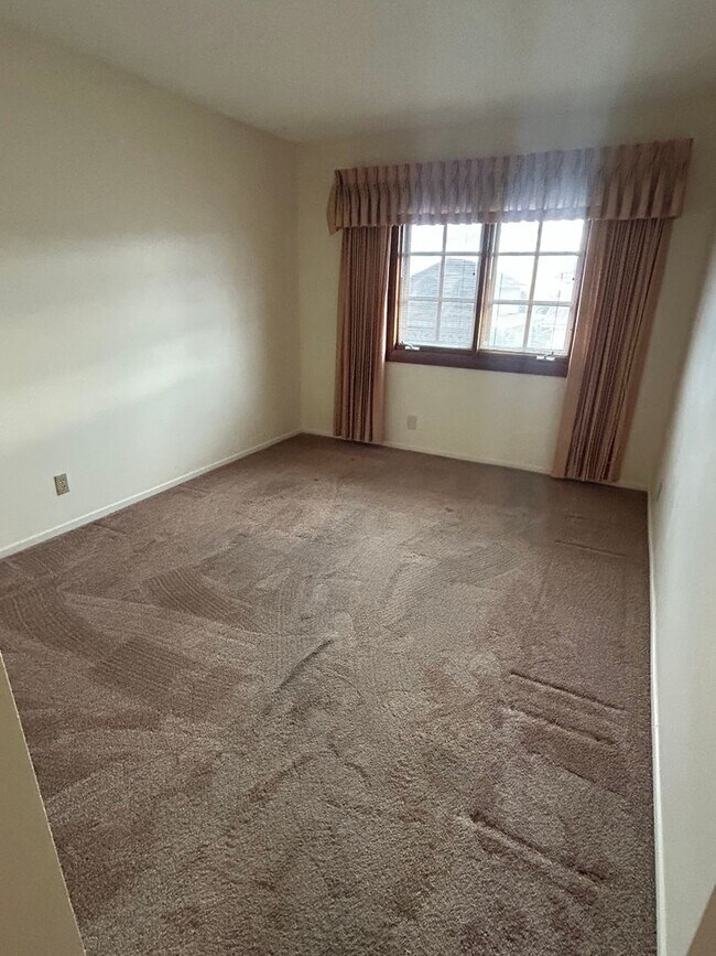 Building Photo - Rare opportunity to lease a 4-bedroom home featuring oversized bedrooms, scenic hilltop city view...