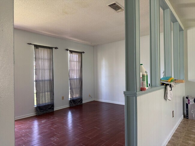 Building Photo - 7910 Mustang Dr