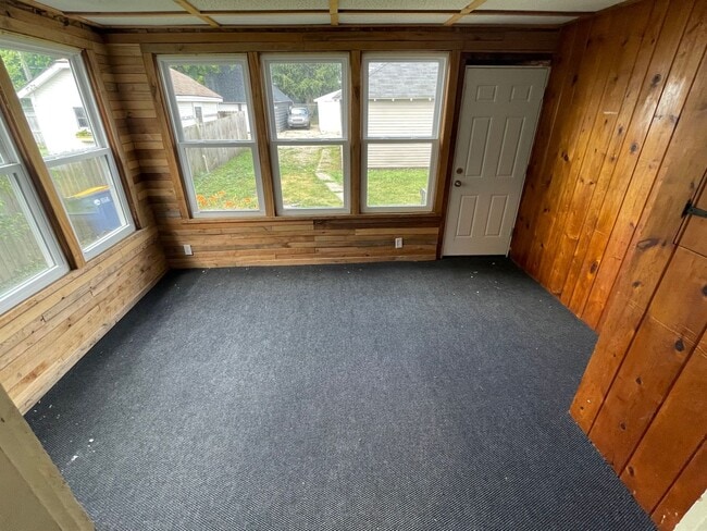 Building Photo - 1041 Davis Ave NW