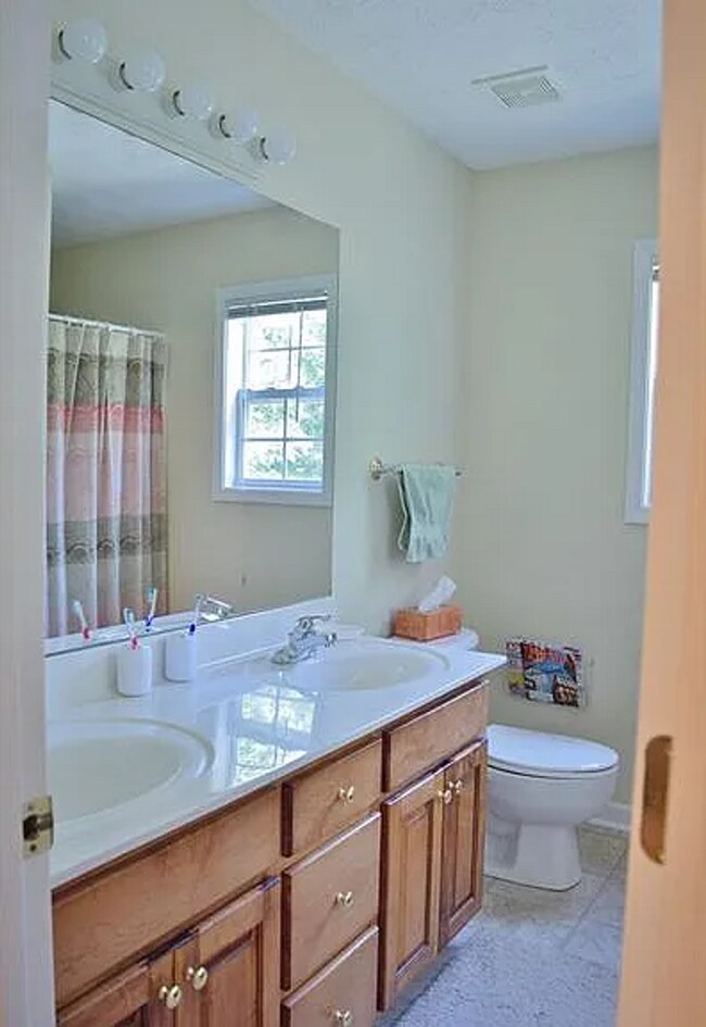 Building Photo - Spacious 3-Bedroom Home with Huge Daylight...