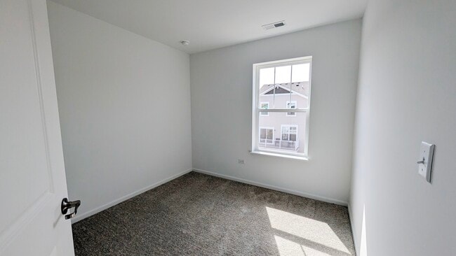 Building Photo - 527 Red Oak Cir