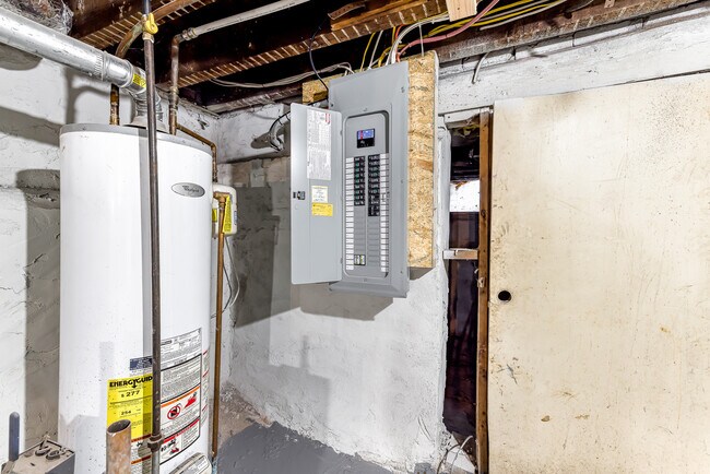 Building Photo - 515 Delamore Pl