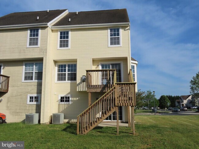 Building Photo - 104 E Sheldrake Cir