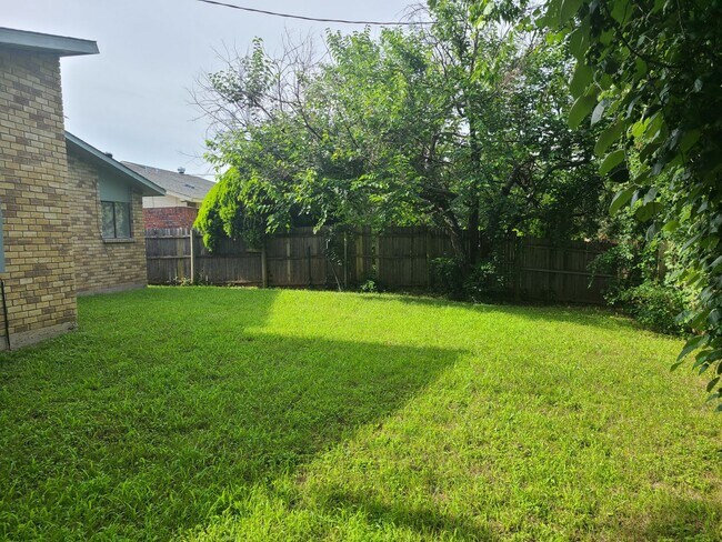 Building Photo - Single Story home In Arlington off Little ...