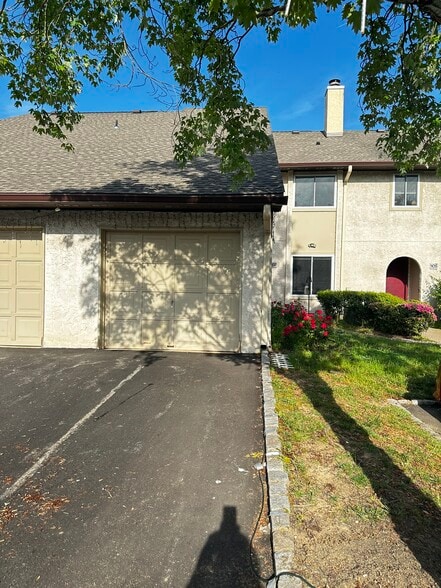 Building Photo - 107 Thoreau Dr