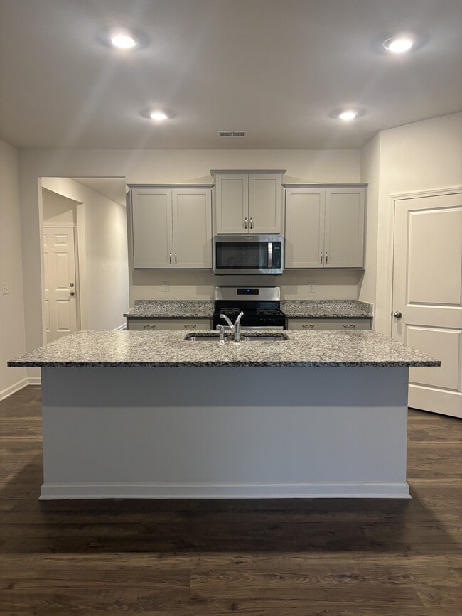 Building Photo - 46 Colonial Cv
