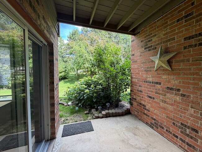Building Photo - 986 West Ct