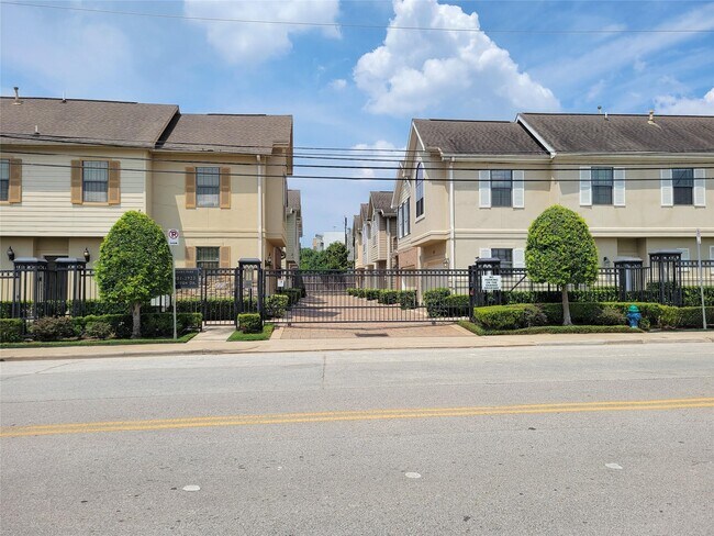 Building Photo - 2927 Clinton Dr