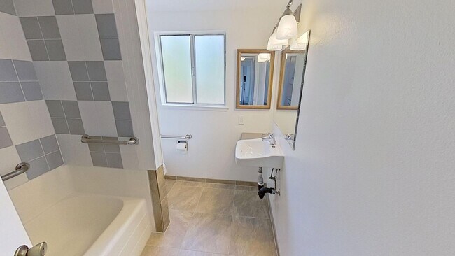 Building Photo - 4 Bedroom/2 Bathroom house in Goleta