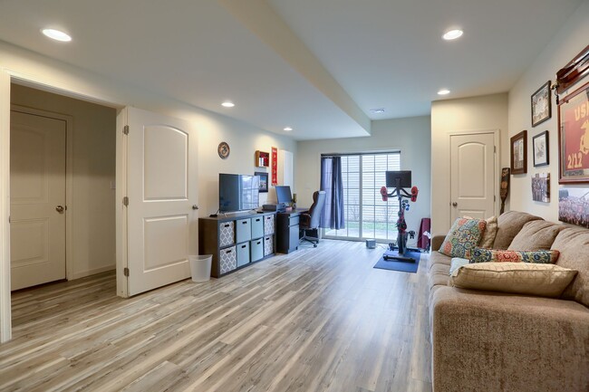 Building Photo - 4 bedroom townhome