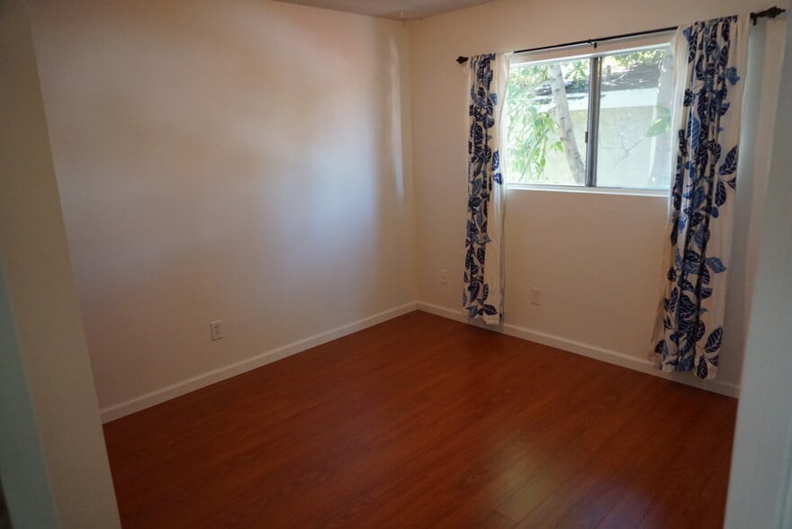 Building Photo - 2213 Ruhland Ave