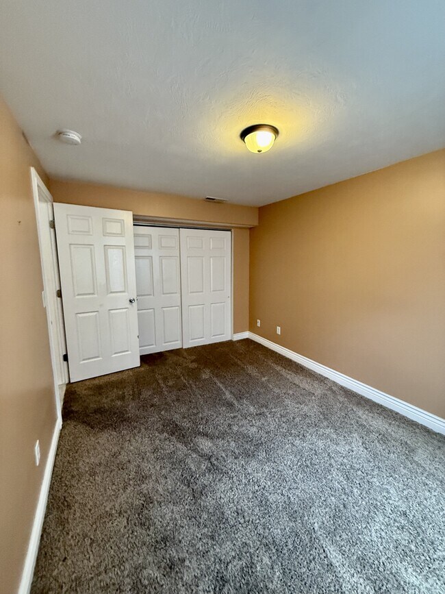 Building Photo - 4427 Lago Grande Dr