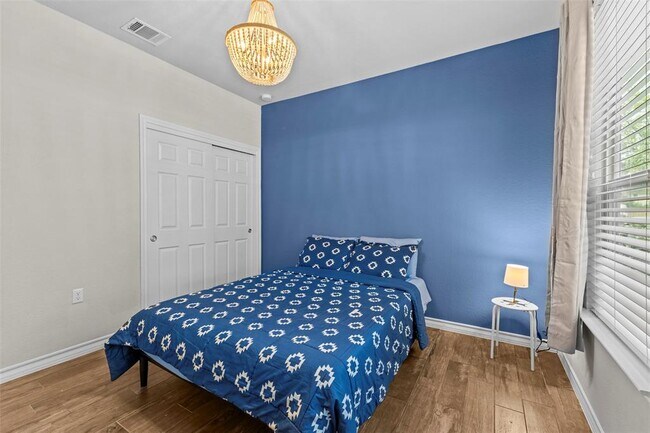 Building Photo - 11804 Saddle Rock Dr