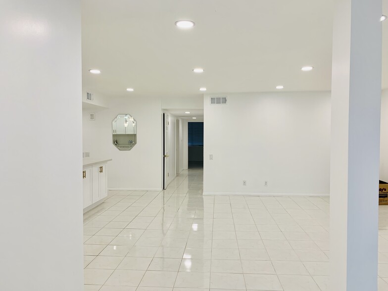 Building Photo - 5301 Balboa Blvd