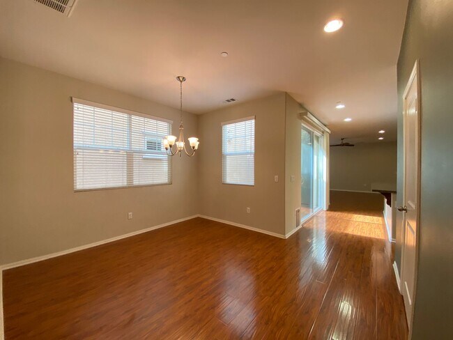 Building Photo - Beautiful 5 Bedroom/3 Bath Oceanside Home in Dixie Village