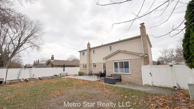 Building Photo - 1553 Lakewood Dr