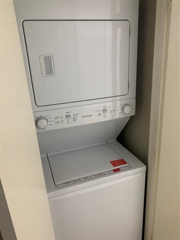 Building Photo - 2121 The Strand