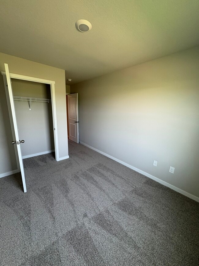 Building Photo - 1069 Daisy Ln