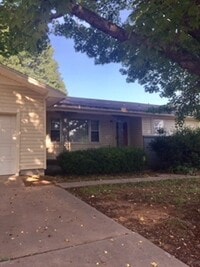 Building Photo - Three Bed / Two Bath Home