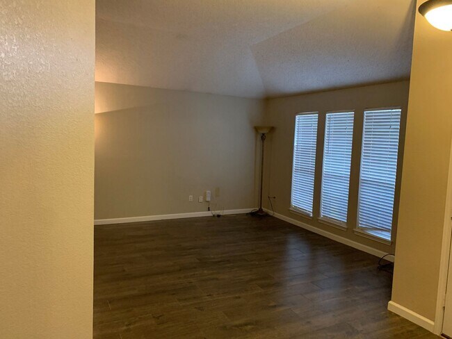 Building Photo - Beautiful 4 bedroom 2 bath home