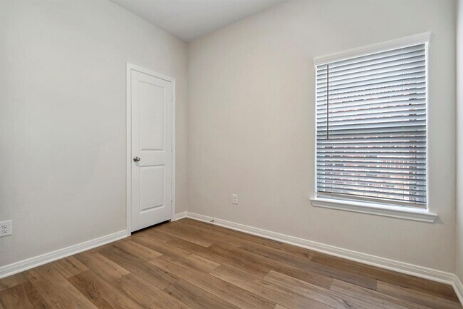 Building Photo - 420 Mystic Slopes Dr