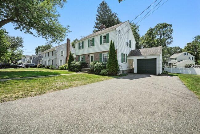 Building Photo - 40 Fairway Dr