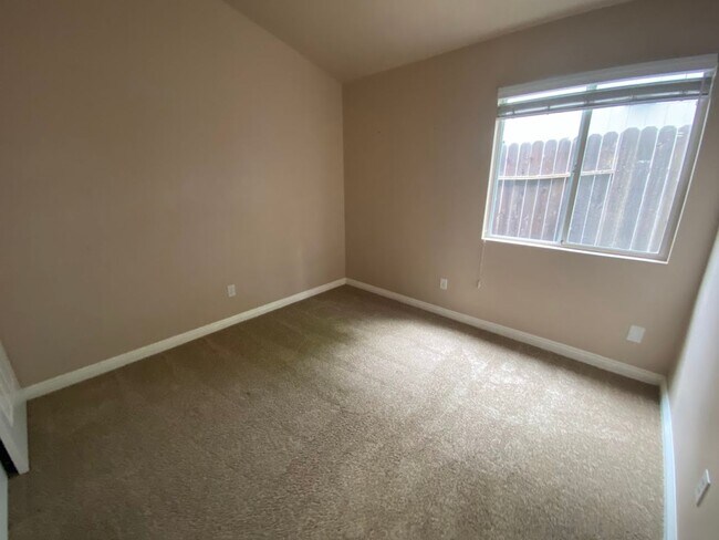 Building Photo - Charming Antelope Home - Open House Tuesday April 28th 4-4:30 PM