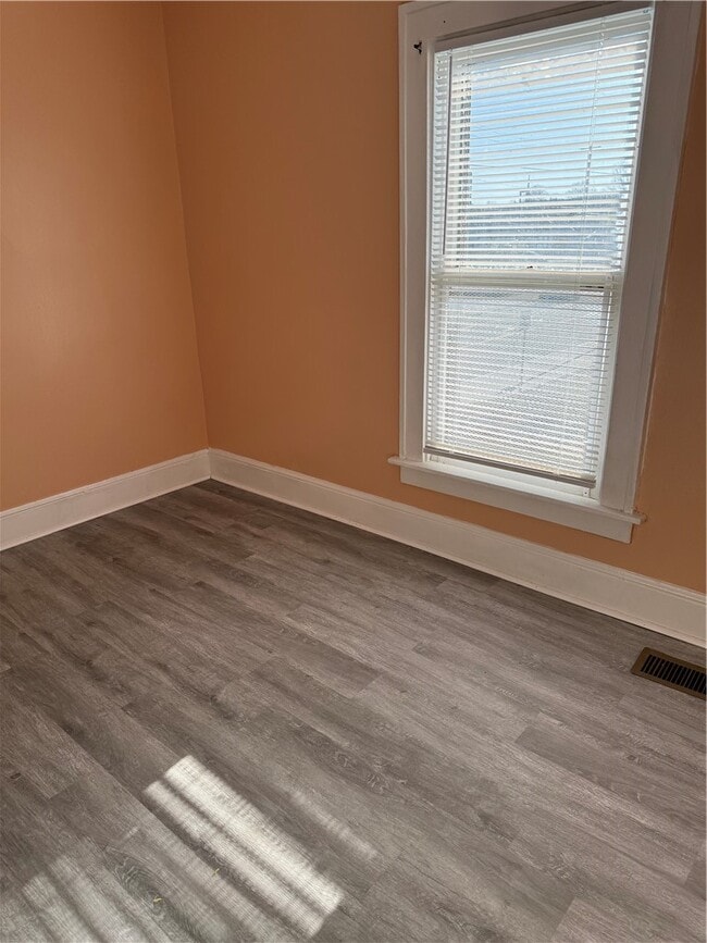 Building Photo - 106 W 2nd St